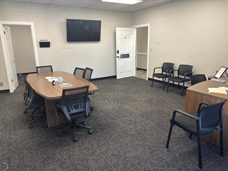 More Photos Of 139 Dean Dr, Clarksville Office For Sale