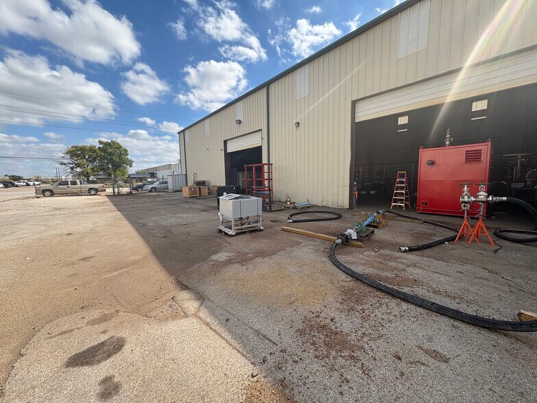 More Photos Of 5719 Cunningham Rd, Houston Unknown For Lease