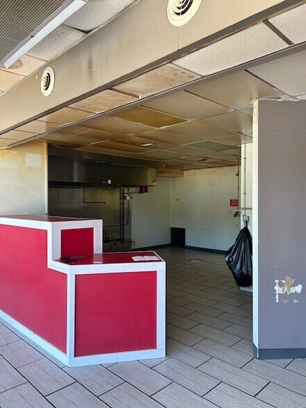 More Photos Of 410-490 Rue St, Florissant General Retail For Lease