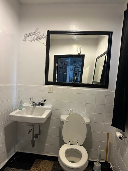 More Photos Of 861 Freeman St, Bronx Storefront Retail Residential For Lease