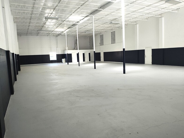 More Photos Of 3333 N Main St, Jacksonville Light Manufacturing For Lease