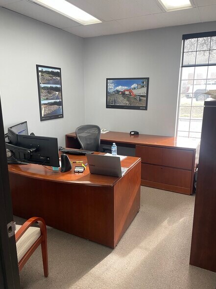 More Photos Of 315 19th St SE, Calgary Service For Lease