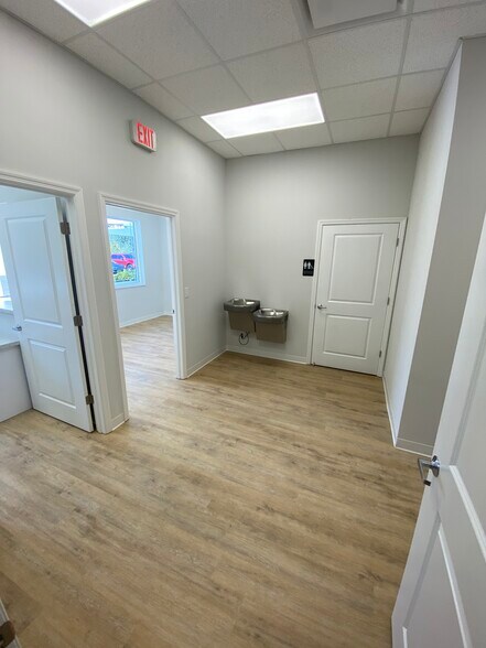 More Photos Of 665-677 S Kings Ave, Brandon Medical For Lease