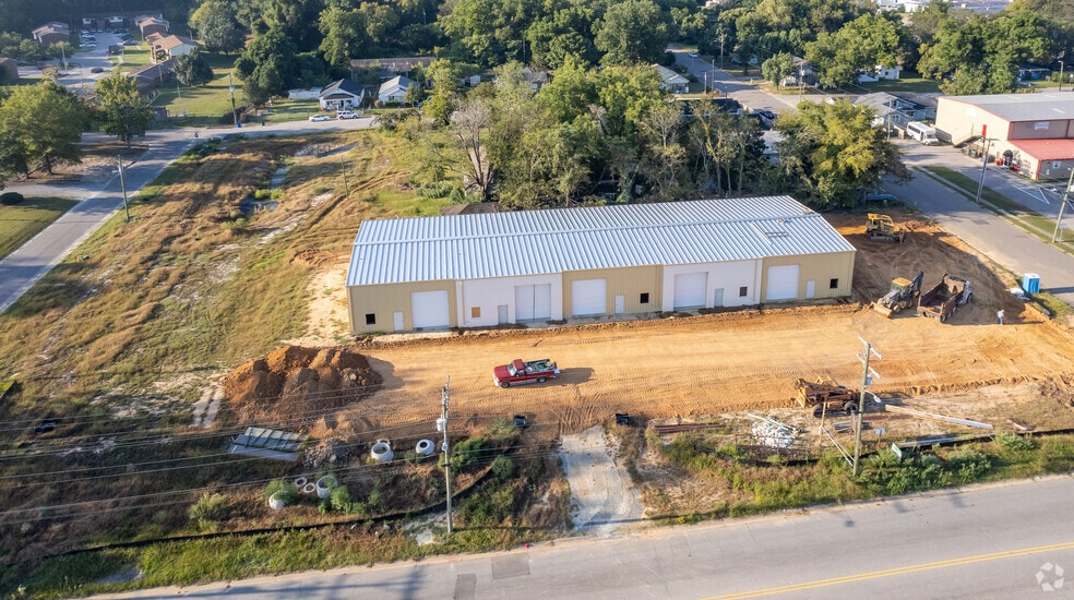 More Photos Of 904 E Russell St, Fayetteville Light Distribution For Lease
