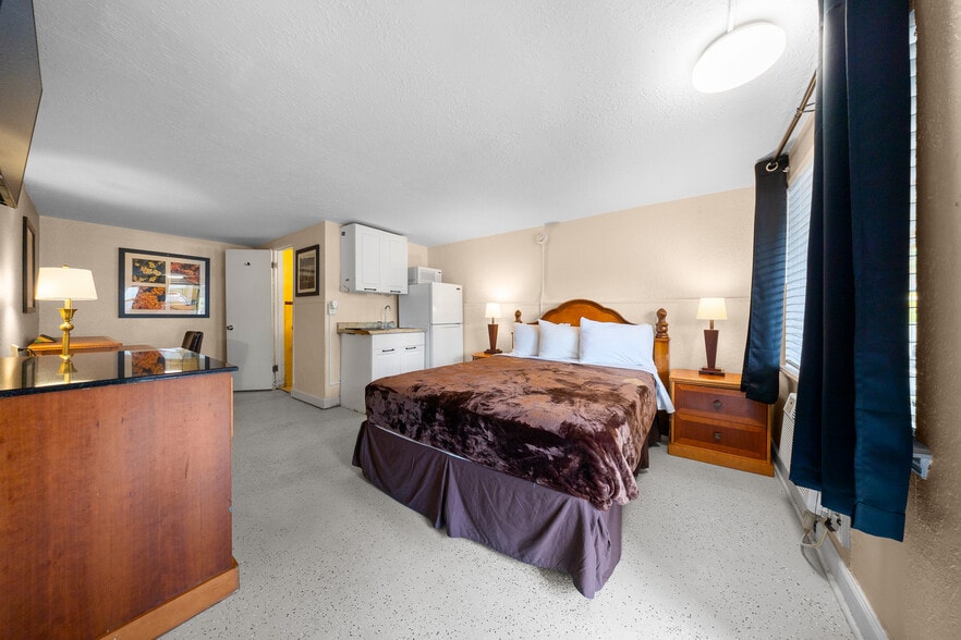 More Photos Of 2210 S Pine Ave, Ocala Hotel For Sale