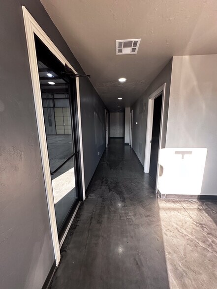 More Photos Of 524 Tower Dr, Moore Flex For Lease