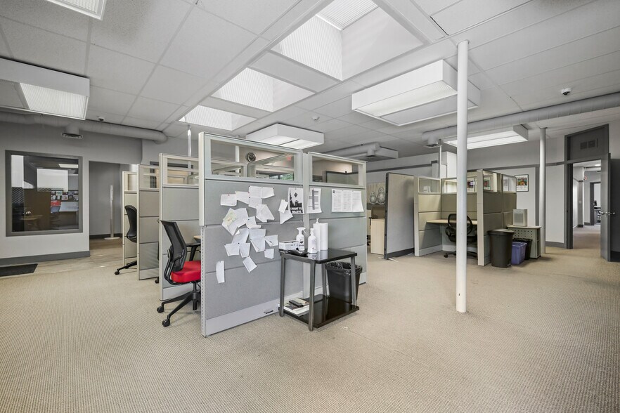 More Photos Of 1909 10th Ave SW, Calgary Office For Sale