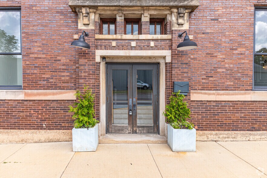 More Photos Of 251-261 S River St, Aurora Warehouse For Sale