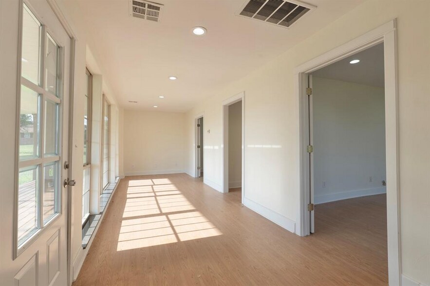 More Photos Of 1705 W Walnut St, Tecumseh Office For Sale