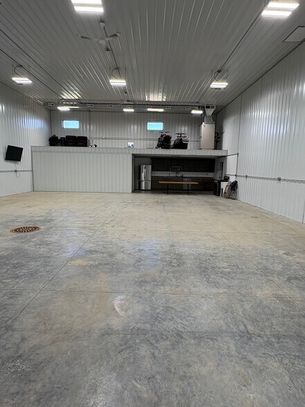 More Photos Of 2976 73rd St, Atkins Flex For Lease