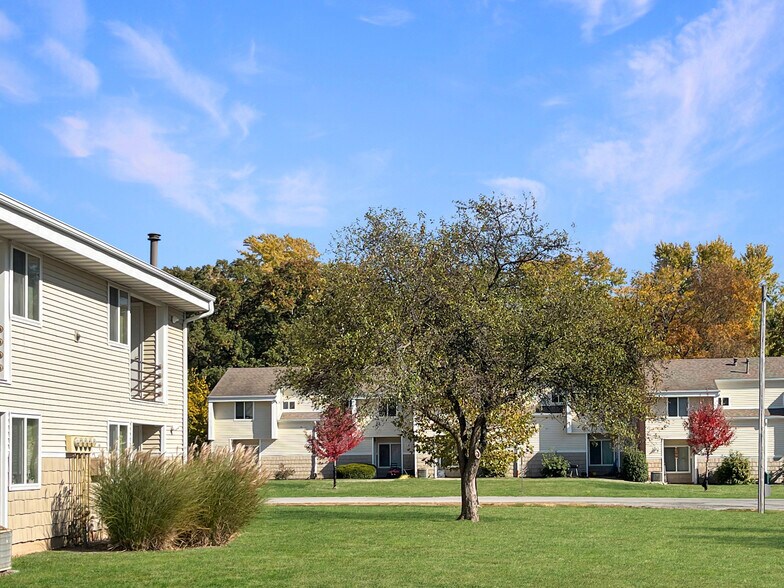 More Photos Of 401 River Run Dr, Macomb Apartments For Sale