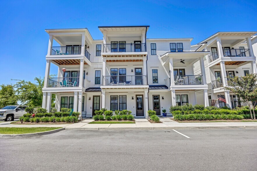 Primary Photo Of 162 Dugger Ln, Wilmington Apartments For Sale
