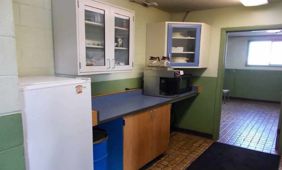 More Photos Of 1200 N 24th St, Manitowoc Showroom For Lease