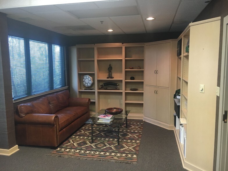 More Photos Of 5 Dunmore Ct, Hilton Head Office Residential For Sale