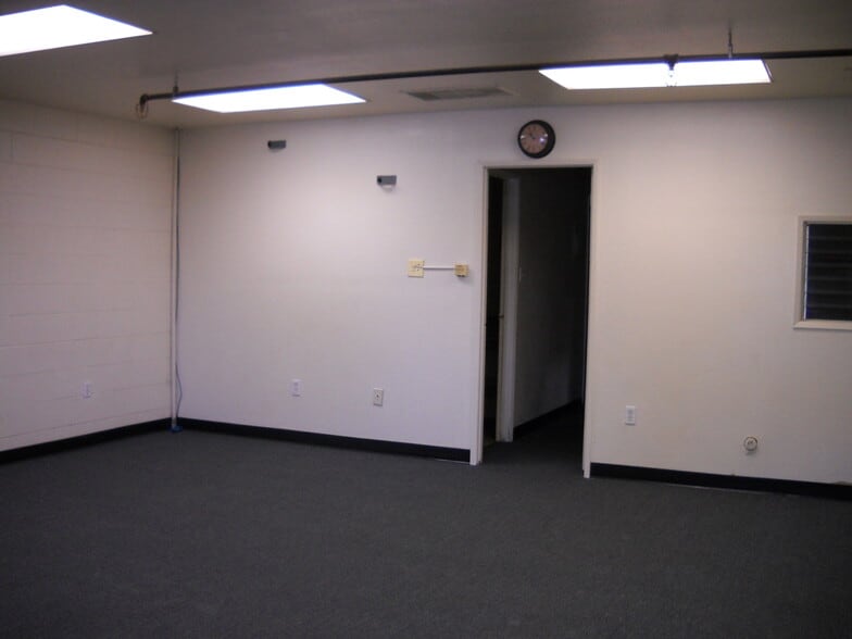 More Photos Of 1009-1033 Brooks St, Ontario Warehouse For Lease