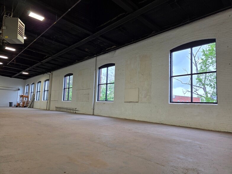Primary Photo Of 725 Main St, Middletown Storefront For Lease