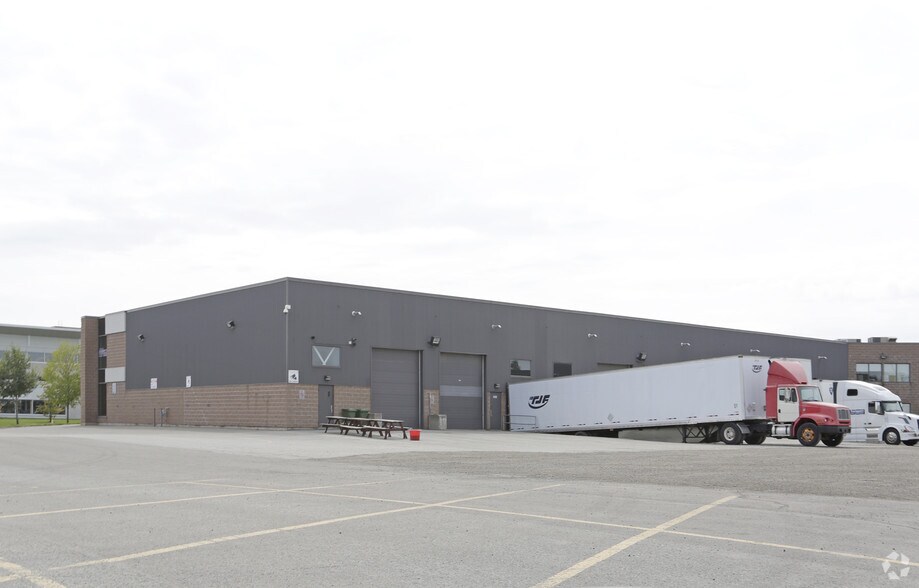 More Photos Of 2500 Boul des Entreprises, Terrebonne Flex For Lease