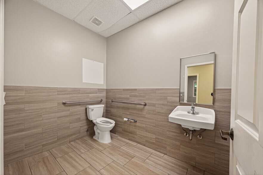 More Photos Of 2223 Dorrington St, Houston Medical For Lease