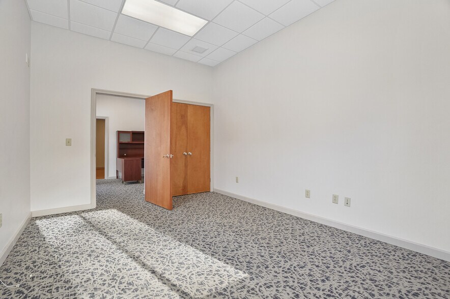 More Photos Of 908 E Waterloo Rd, Akron Medical For Lease