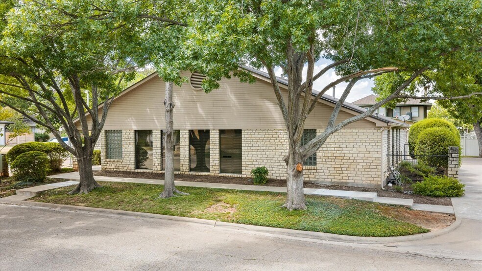 More Photos Of 310 W Bluff St, Granbury Office For Sale
