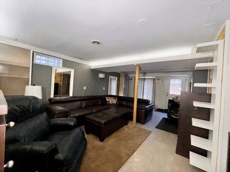 More Photos Of 110 Ponemah Rd, Amherst Freestanding For Sale