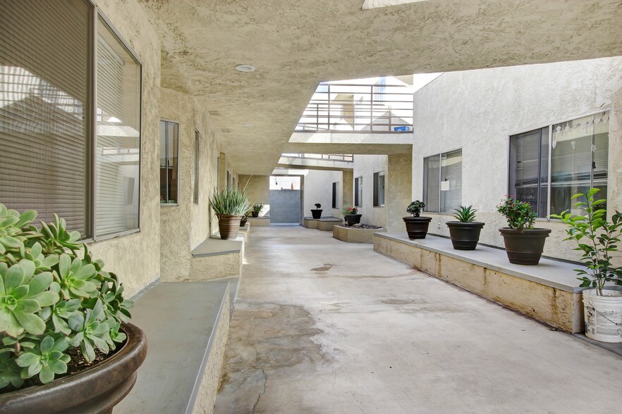 More Photos Of 2001-2005 Grismer Ave, Burbank Apartments For Sale