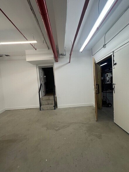 More Photos Of 175 Walnut Ave, Bronx Warehouse For Lease