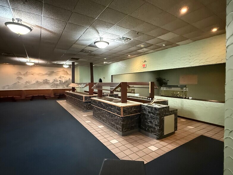 More Photos Of 2111-2113 8th St S, Wisconsin Rapids Department Store For Lease