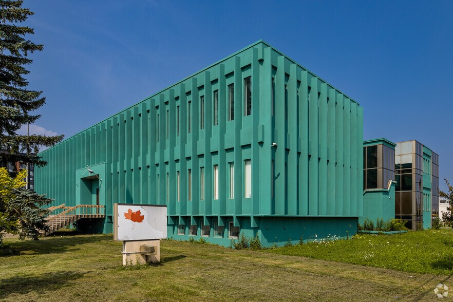 More Photos Of 245 Boul Hymus, Pointe-claire Office For Lease