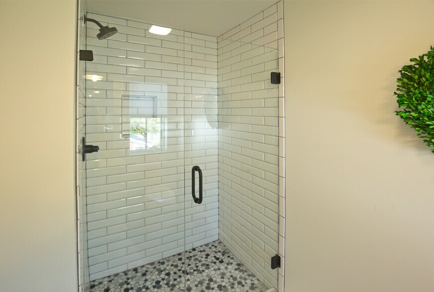 More Photos Of 118 Oak Crescent Cir, Clayton Hotel For Sale