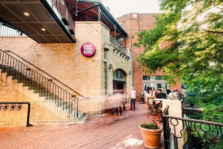More Photos Of 111 W Crockett St, San Antonio Freestanding For Lease
