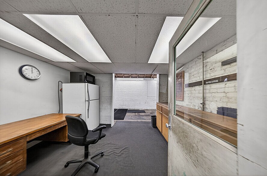 More Photos Of 959 Gower St, Los Angeles Auto Repair For Lease