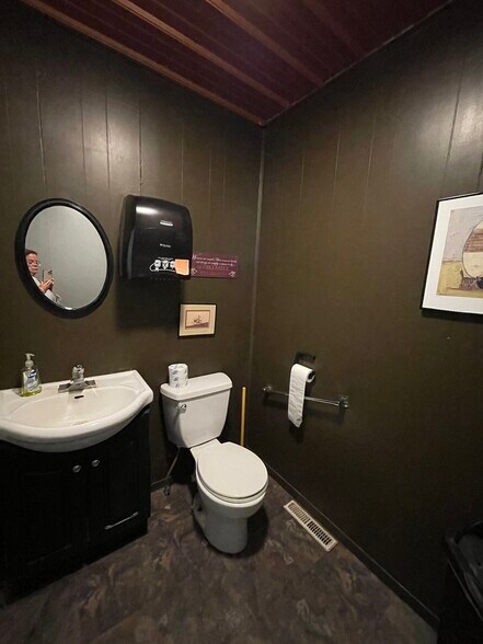 More Photos Of 203 Whinery, Binford Casino For Sale