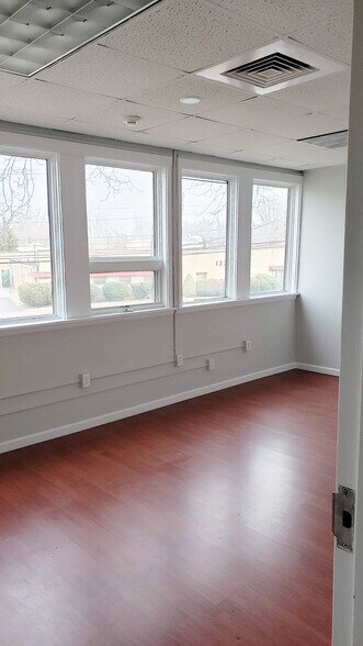 More Photos Of 1310 Industrial Blvd, Southampton Warehouse For Lease