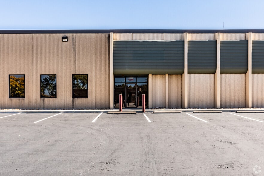 More Photos Of 1211 W Cambridge Circle Dr, Kansas City Warehouse For Lease