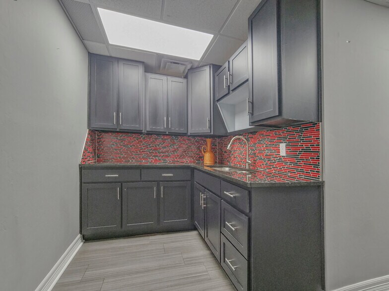 More Photos Of 6001 Nw Expressway, Oklahoma City Office For Sale