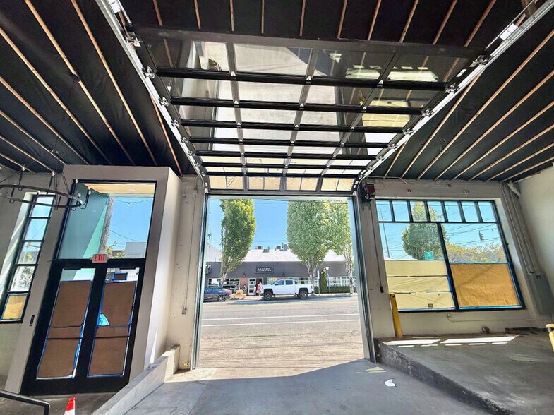 More Photos Of 633 SE Clay St, Portland Showroom For Lease