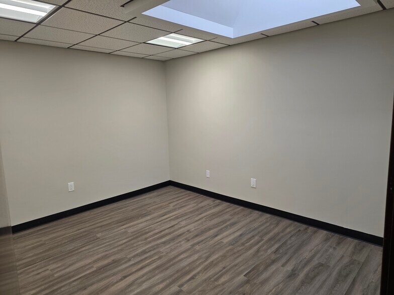 More Photos Of 98 Willis Ave, Mineola Office For Lease