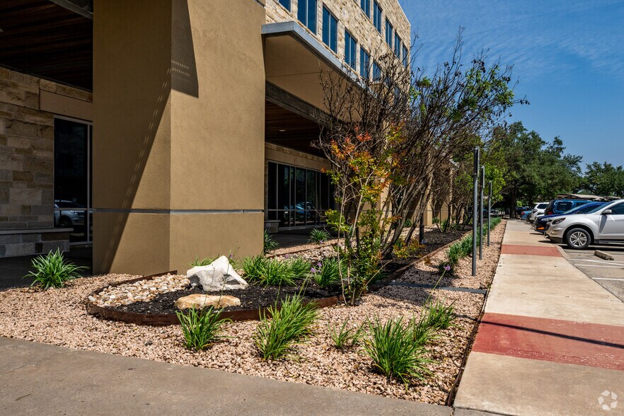 More Photos Of 12515 Research Blvd, Austin Unknown For Lease