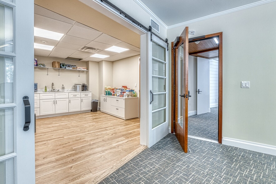 More Photos Of 126-130 N Main St, East Hampton Office For Lease