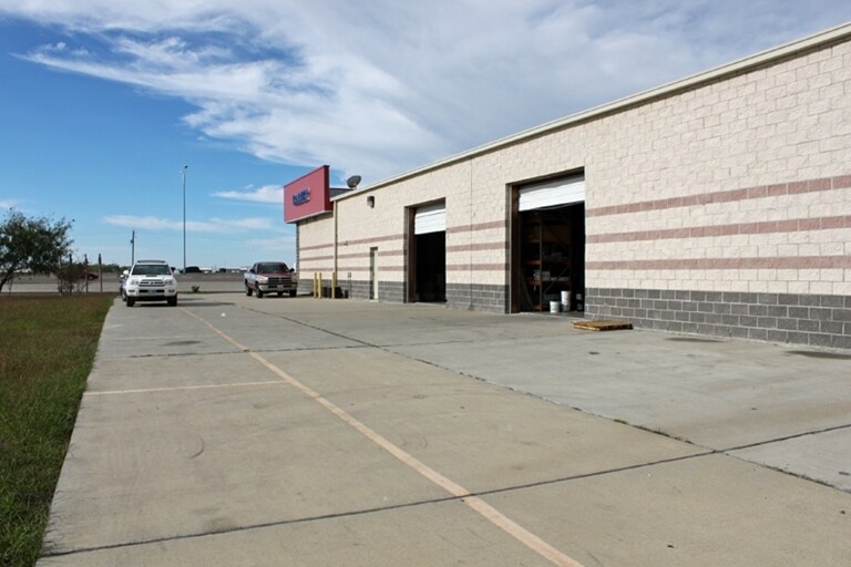 More Photos Of 418 S Padre Island Dr, Corpus Christi Showroom For Lease