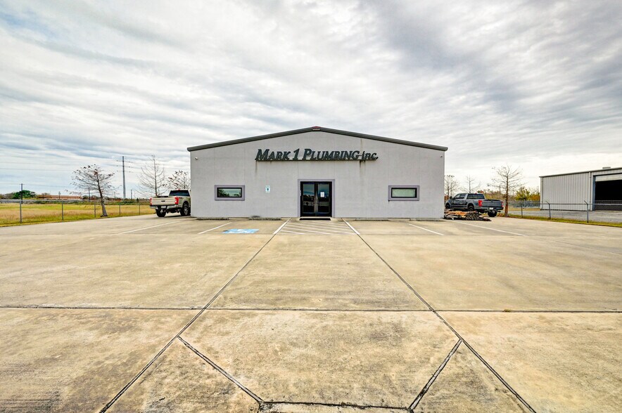 More Photos Of 1070 N Pine Rd, Texas City Light Distribution For Sale