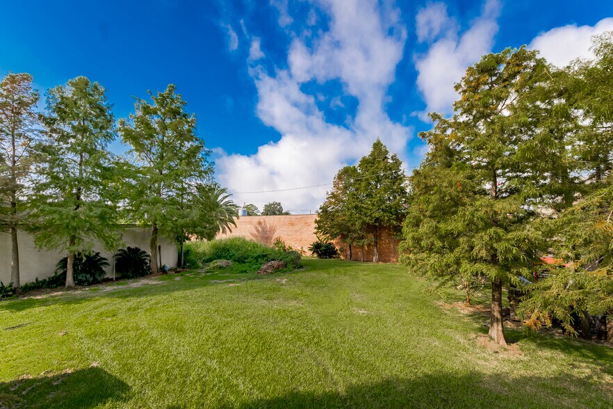 More Photos Of 1952 North St, Baton Rouge Storefront For Lease