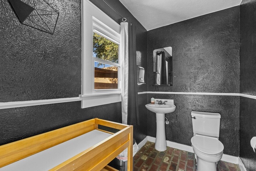 More Photos Of 615 N Sam Houston Ave, Odessa Restaurant For Sale