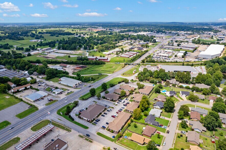 More Photos Of 3291 S Thompson St, Springdale Unknown For Lease