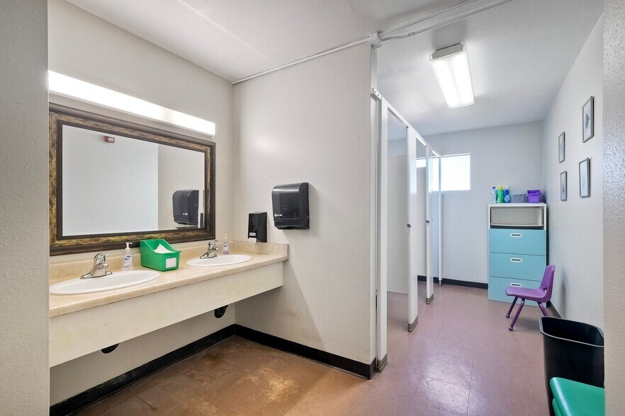 More Photos Of 855 Barham Dr, San Marcos Religious Facility For Lease