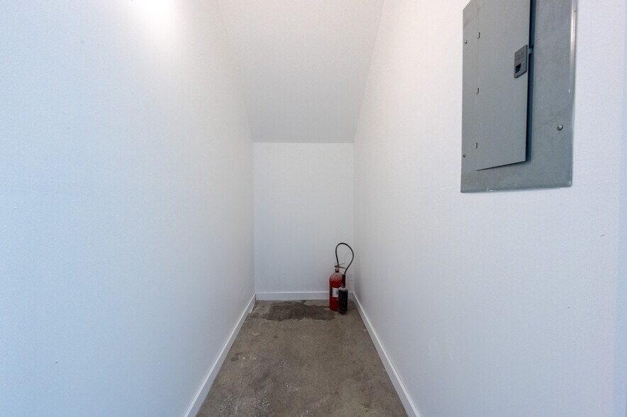 More Photos Of 211 Jetway Dr, Belgrade Flex For Sale