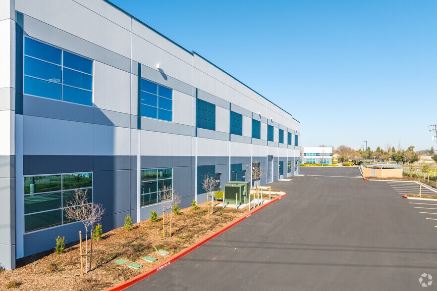 More Photos Of 3808 Faraday Ave, Davis Light Manufacturing For Lease