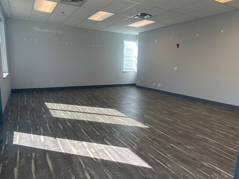 More Photos Of 360 S Adkins Way, Meridian Showroom For Lease
