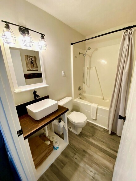More Photos Of 1575 Tablerock Cir, Branson Hotel For Sale